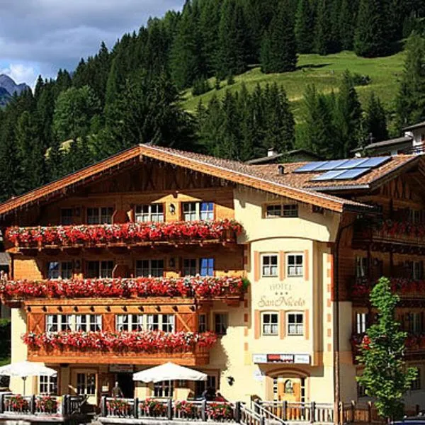 Hotel Garni San Nicolò, hotel v Pozza di Fassa