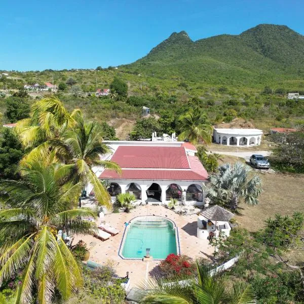 The Beach House and 2 appartments for full or separate rental, all with pool and private beach, hotel em Oranjestad