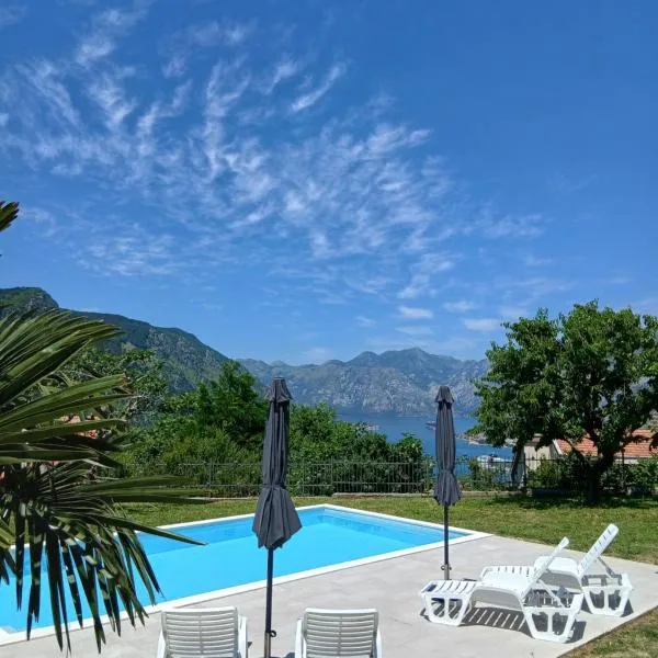 Apartments Orizzonte with beautiful view of the bay: Kotor'da bir otel