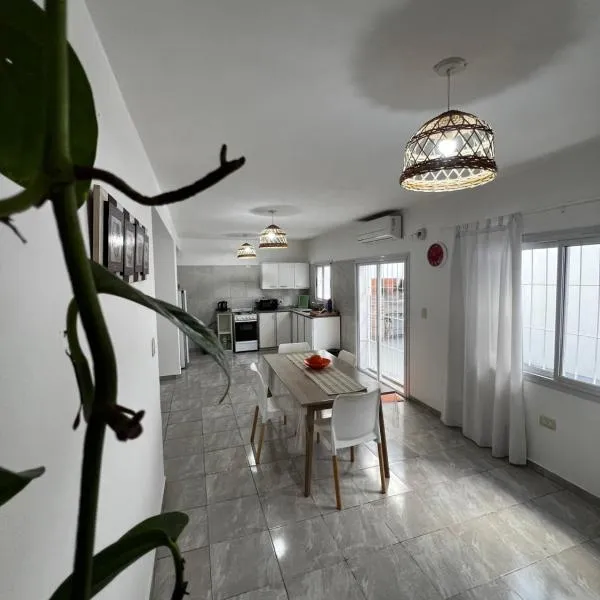 Departamento con patio y garaje y parrilla, hotel in San Fernando del Valle de Catamarca