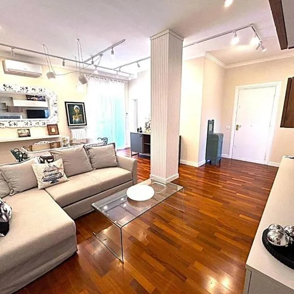 Comfort&Relax Elegant Apartment private garage 'Dimora Telesforo', hotel v destinaci Foggia