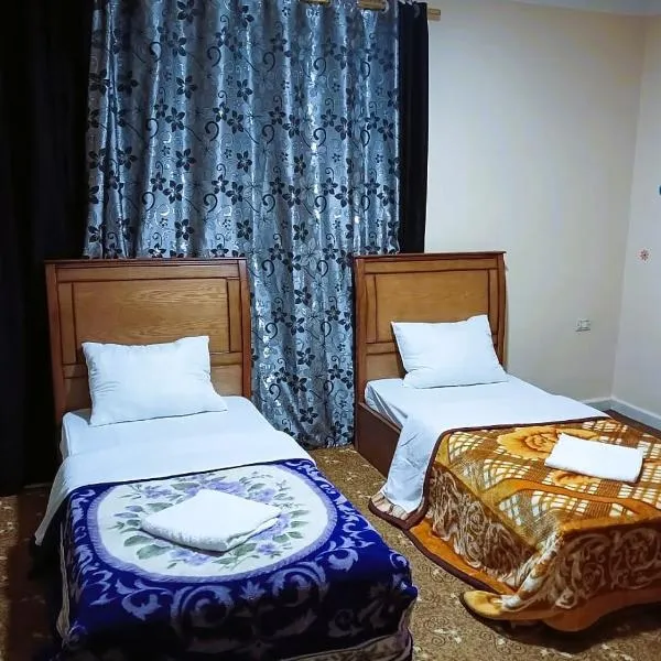 Petra Triclinium Home, хотел в Вади Муса