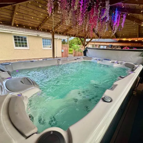 FINN VILLAGE "Mountain View Cottage" Private Garden, 9-seater HOT TUB, Firepit & Pizza Stove, hotel in Drymen