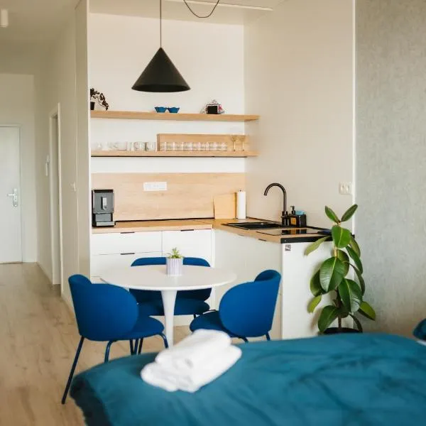 BlueWave Apartment Piestany, Lake Slnava View & Free Parking, hotel em Banka