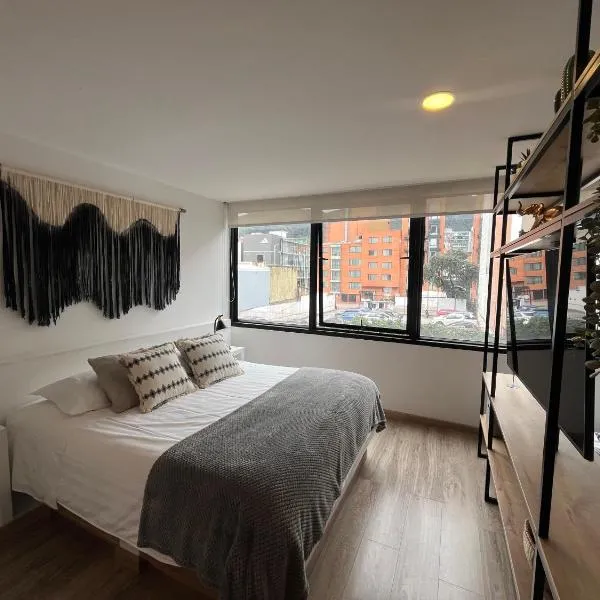 Great space in perfect area! Walk everywhere!, hotel v destinácii Bogotá