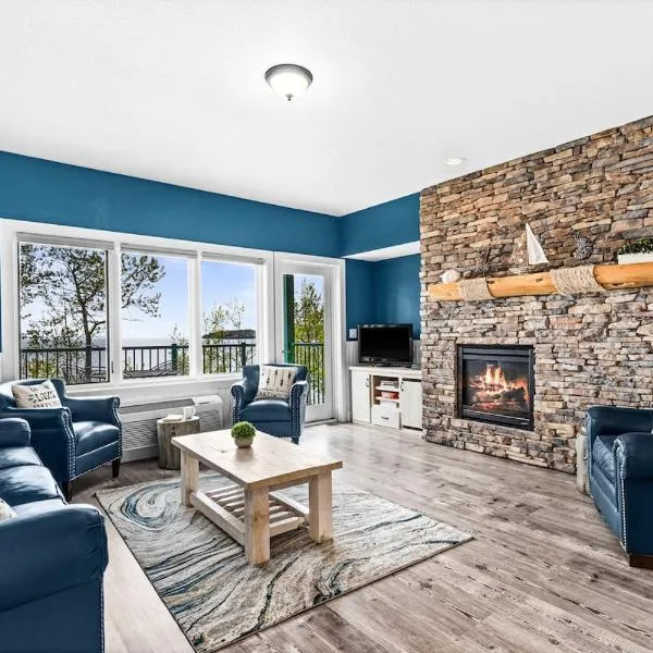 Breathtaking Lake Views 1BR King Suite, Kitchen & Heated Pools, hotel in Two Harbors
