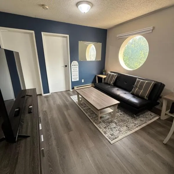 Cozy Beach 2 bedroom apartment, hotel in Invermere