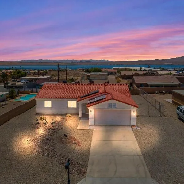 Lake View, Themed Rooms, King Beds, Fire Pit, hotel in Lake Havasu City