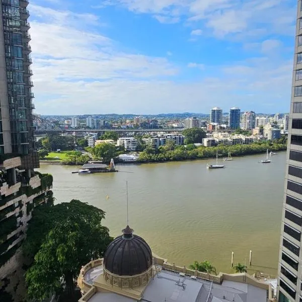 Lux 18th floor 2br 2bath, River view, Pool, Spa, Sauna, Gym, Wifi,, hotel in Brisbane