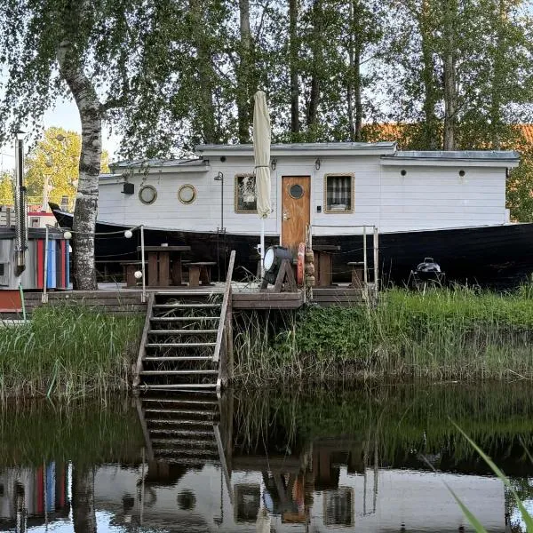 Cozy little house with sauna on a fishing boat, hotel en Pärnu