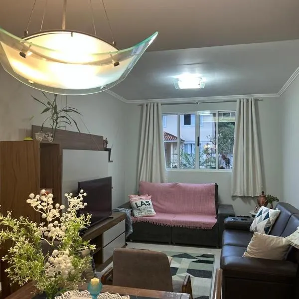 Casa em condomínio, hotel in Joinville