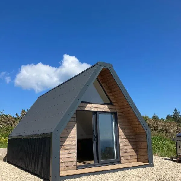 Tiny home on an organic croft, Isle of Arran、Kildonanのホテル