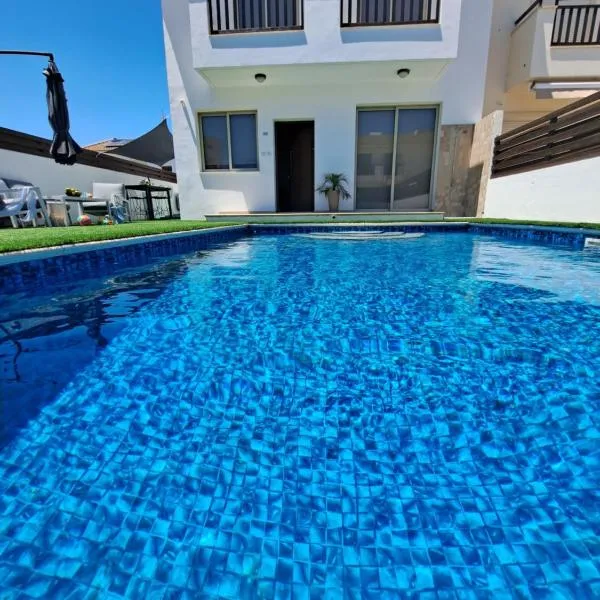 SERENITY PEARL VILLA at the sea, ξενοδοχείο στον Πρωταράς