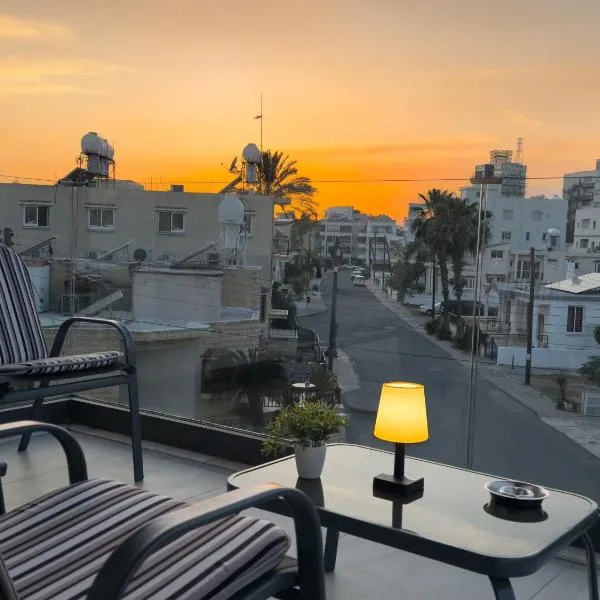 Sunset Balcony and Espresso Station Apartment, hotel v destinaci Larnaka