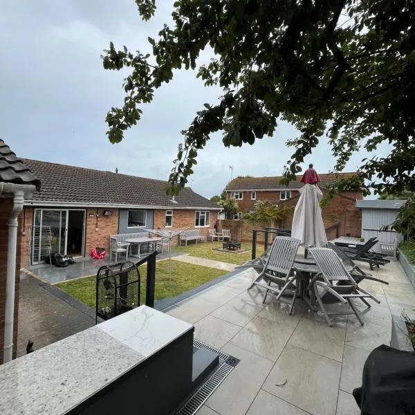 Bungalow with hot tub & Sauna, hotel in Kingsgate