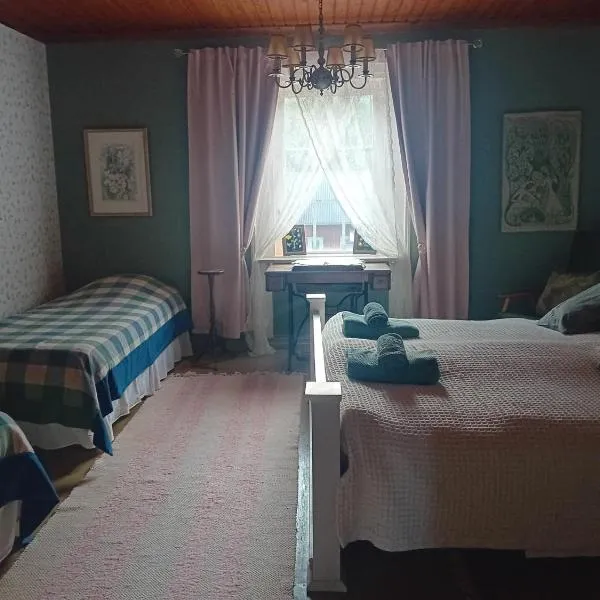 Bobackan pihatorpan kammarit, hotel in Alvettula