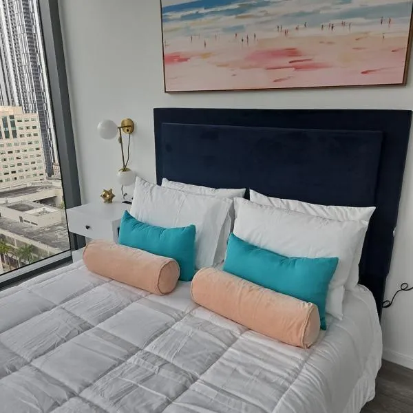 Miami-Brickell Luxury 2BR-2BATH with skyline VIEWS - walking distance to HEAT ARENA & BAYSIDE, hotel in Miami