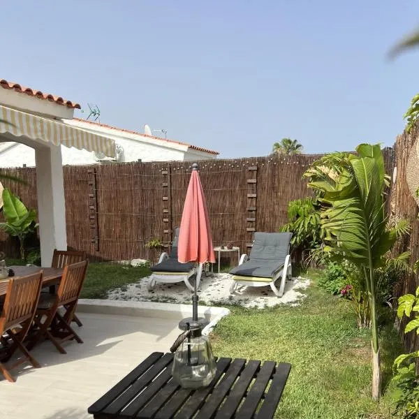 BuzzStays: 1-Bed Bungalow, Garden, Near Yumbo & Beach, hotel v destinaci Maspalomas