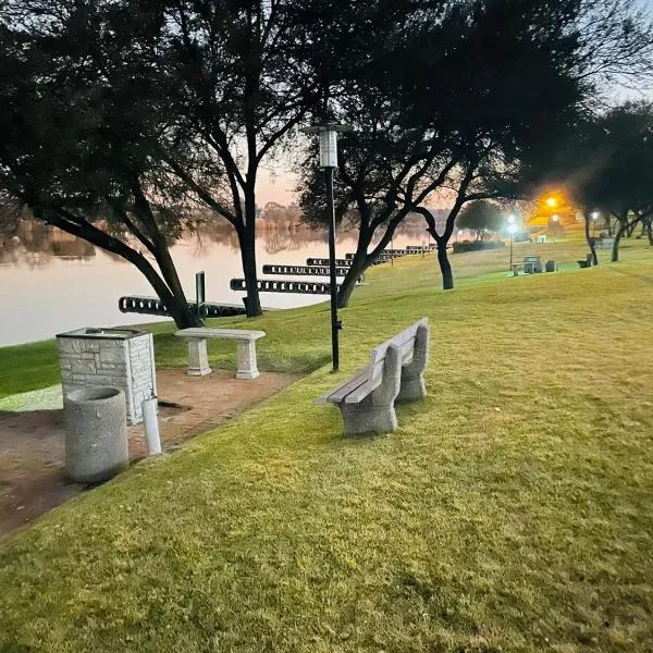 Villa by The Vaal River, hotel in Vanderbijlpark