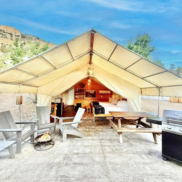 Glamping Tent #2 with Heat AC and Private Bath, ξενοδοχείο σε Orderville