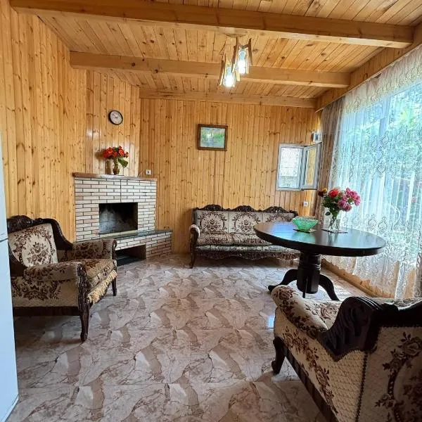 Friendly Cottage with small Pool, hotel ad Ambrolauri