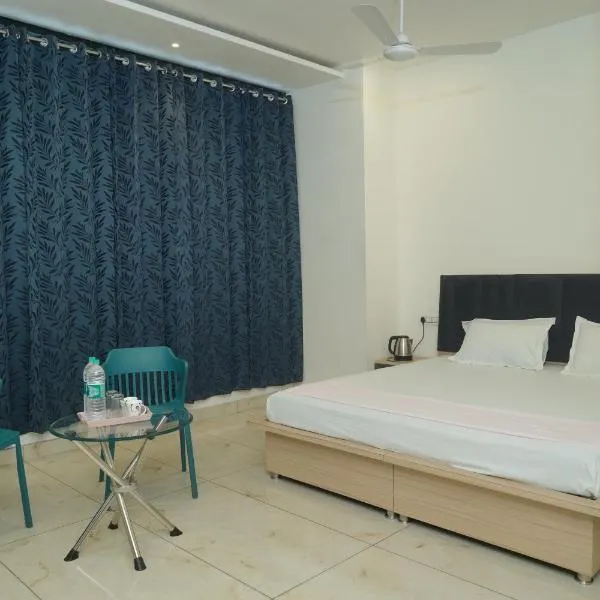 The Crown Hotel, hotel in Ludhiana