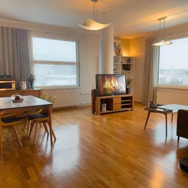 100 square meter 4-room central smart apt, hotel in Tallinn