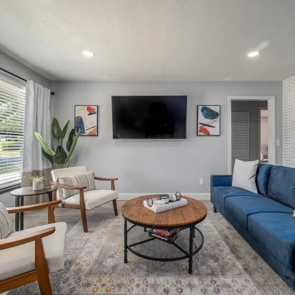 Modern 2BR DownTown Home with King Bed, Long Stays, WiFi, Netflix, hotel in Orlando