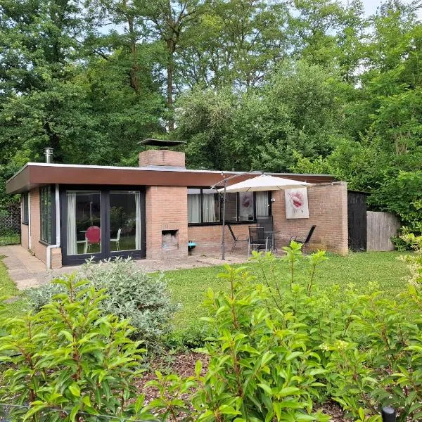Zonnige vrijstaande bungalow in prachtige omgeving!, Hotel in Rekem