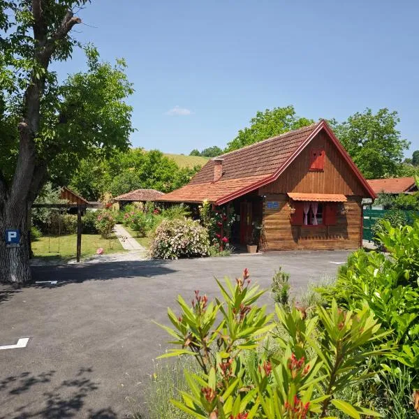 Pod orehom drvena kuća i sauna, hôtel à Krapina