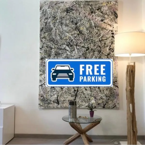 Lovely Apt Really Downtown - FREE PRIVATE PARKING INCLUDED! -, hotel in Genova