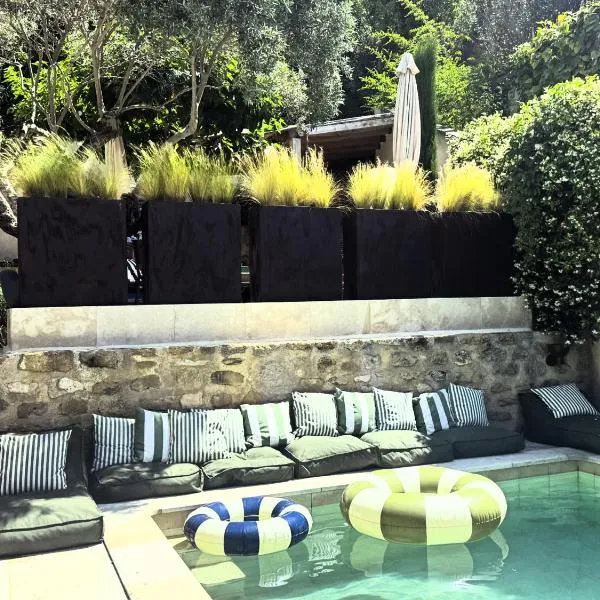 CaBaNa 52 La Suite troglodyte Proche Lourmarin, hôtel à Cadenet