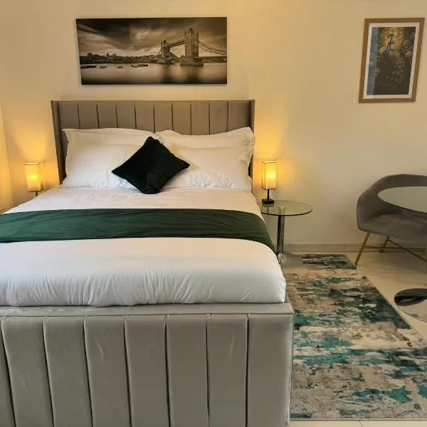 The Opal Lux, hotel in Stanwell