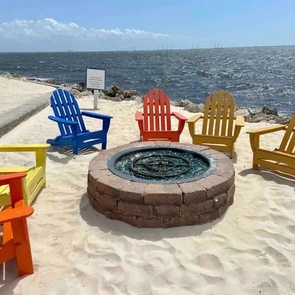 Bayfront 2BR Condo at Sailport, hotel v destinaci Tampa