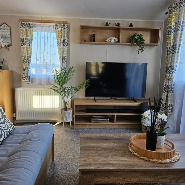 Modern Caravan - Park Dean-Camber Sands - sleeps 6- ENTERTAINMENT PASSES NOT INCLUDED, Hotel in Camber