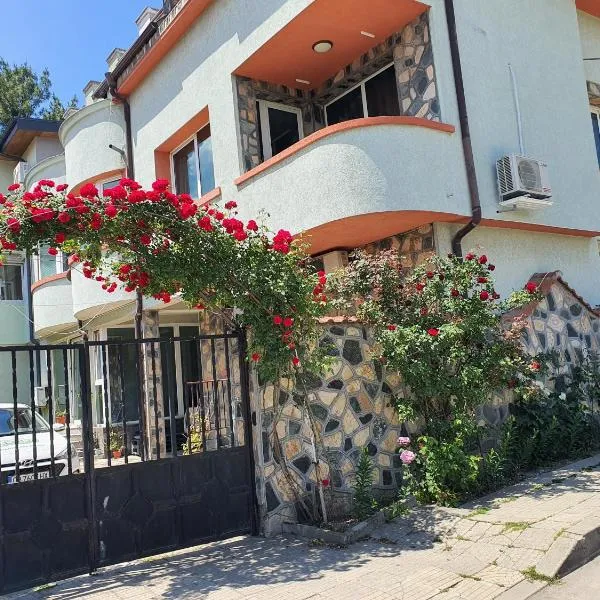 АПАРТАМЕНТ ЗА ГОСТИ "Момчил'', hotel in Sofia
