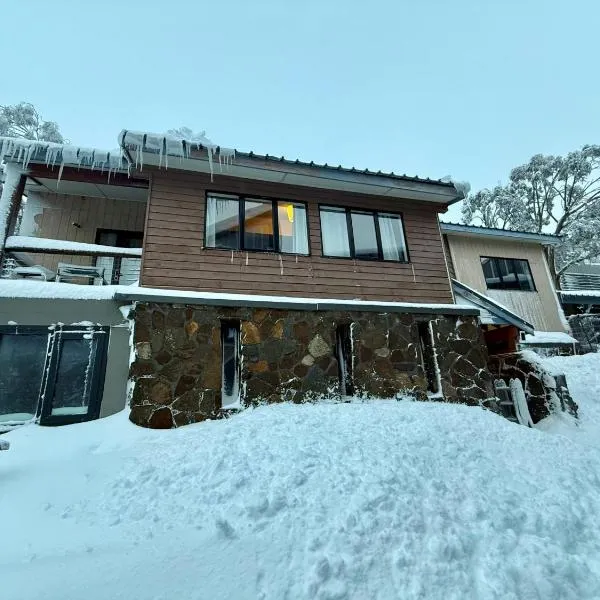 Spacious Group Getaway - Fireplace - 75TV - Mega Fast Wi-Fi, hotel v destinaci Mount Buller