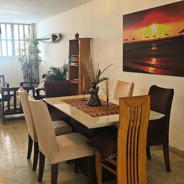 Yellow House, khách sạn ở Huanchaco