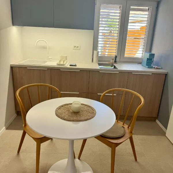 Sunny Old Town Apartment, hotel em Koper