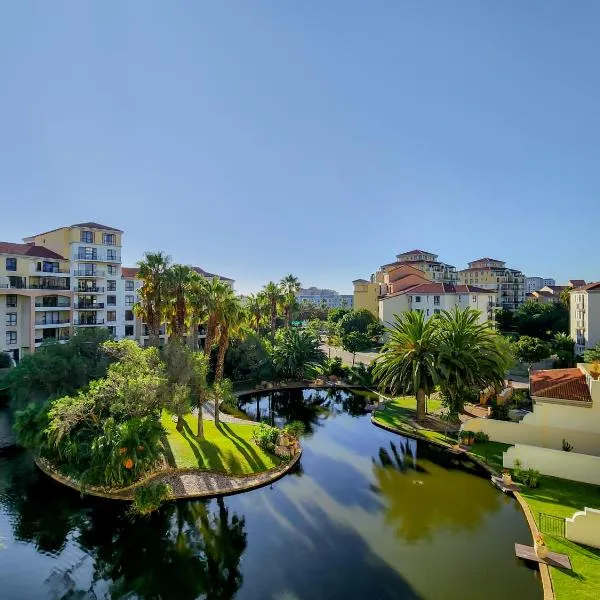 Walkable, pools, park and great for families, hotel in Cape Town