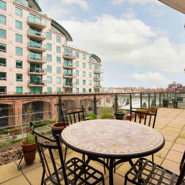 Terraced riverview apartment, London