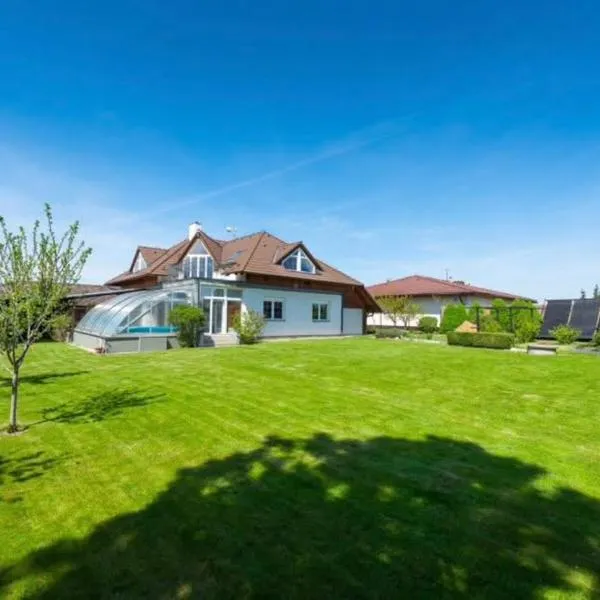 Entire 2nd floor of Villa with 3bedroom with large garden,BBQ,pool,sauna,free parking, hotel in Popovičky