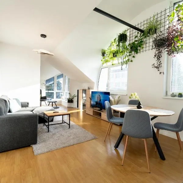 Urban Bloom apartments by Booky, khách sạn ở Liptovský Mikuláš