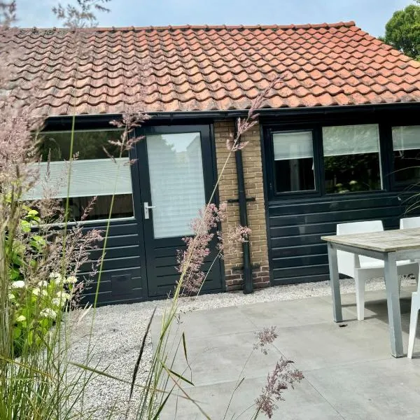 Private Tiny House in Bussum near Amsterdam!, hotel in Bussum