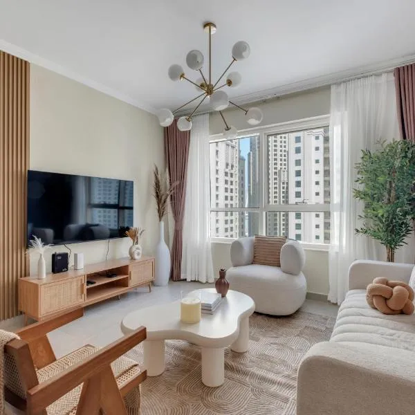 Dubai Marina Promenade 1BR Apartment with Pool near JBR, отель в Дубае
