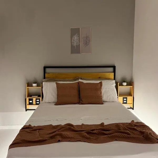 Flat com ar e varanda com linda vista para o Ibituruna, Wi-Fi - Véu de Noiva 204, hotel i Governador Valadares