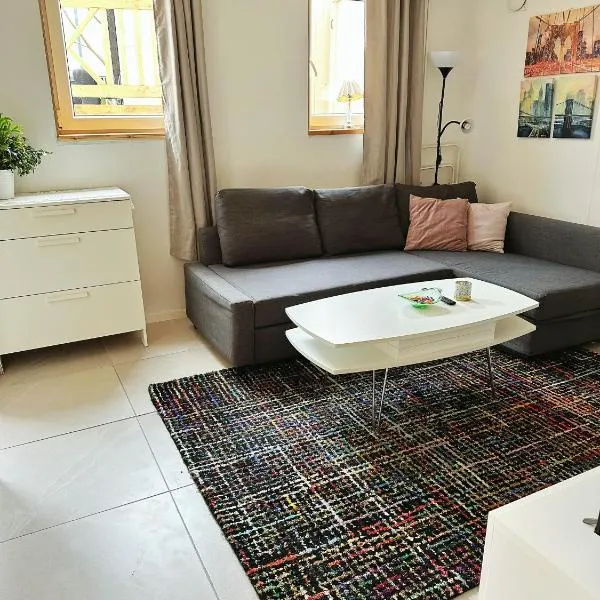 Sval källarlägenhet på natur- och havsnära Stensö, hotelli Kalmarissa