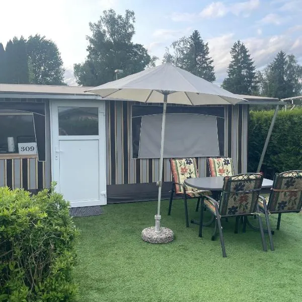 Wohnwagen mit Vorzelt auf einem Campingplatz, hotell sihtkohas Affing