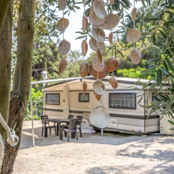 Sarakina Caravans by the sea, hotel v destinaci Elaiokhórion