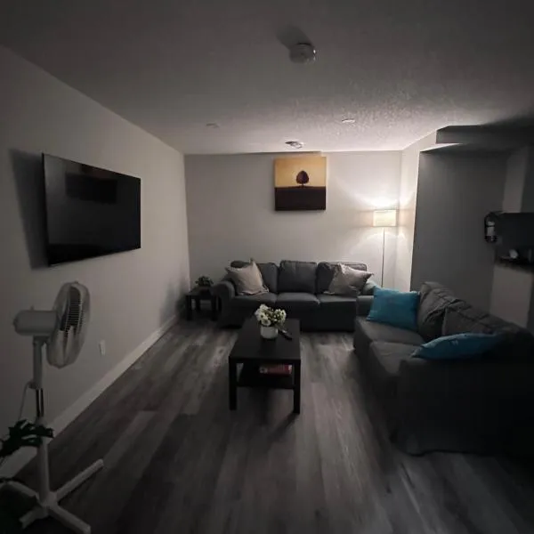 Elegant Cozy Private Apartment, hotel in Calgary